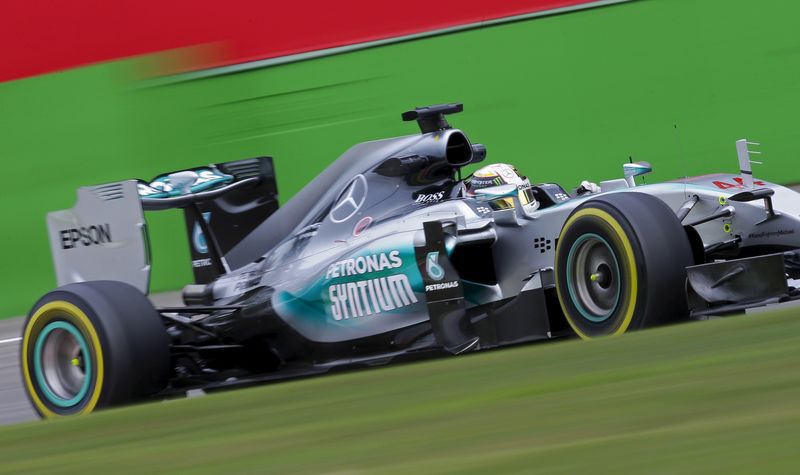 © Reuters. Hamilton domina las prácticas en Monza; Mercedes muestra su poderío