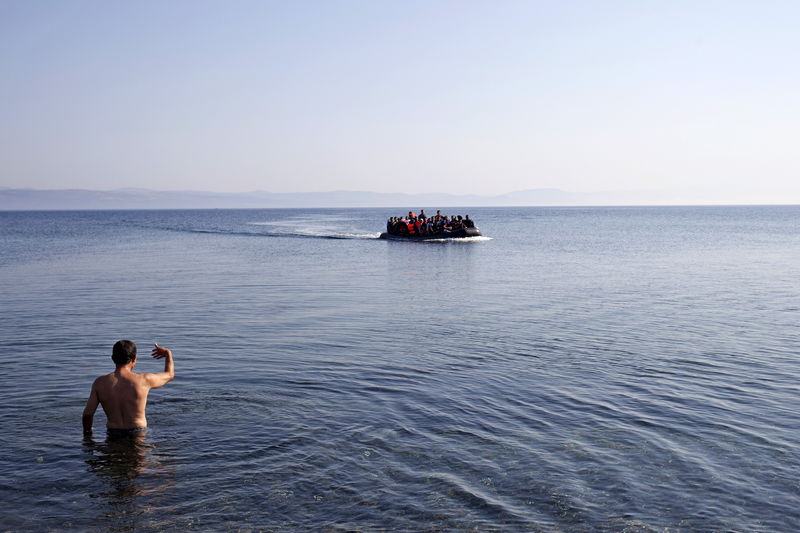 © Reuters. صورة أيلان المروعة لا تردع مهاجرين سوريين عن محاولة عبور المتوسط