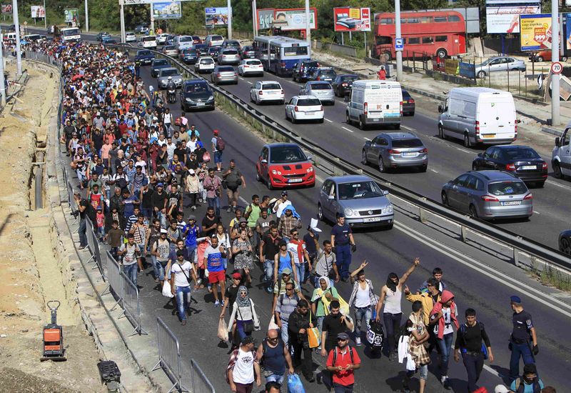 © Reuters. Cientos de inmigrantes huyen de un campo de recepción en Hungría