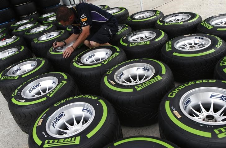 © Reuters. بيريلي تشترط المزيد من الاختبارات لتجديد عقدها مع فورمولا 1