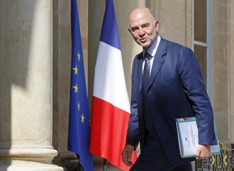 © Reuters.  European Economic and Financial Affairs Commissioner Pierre Moscovici arrives to attend a meeting to apply the European Commission's plan to boost growth at the Elysee Palace in Paris