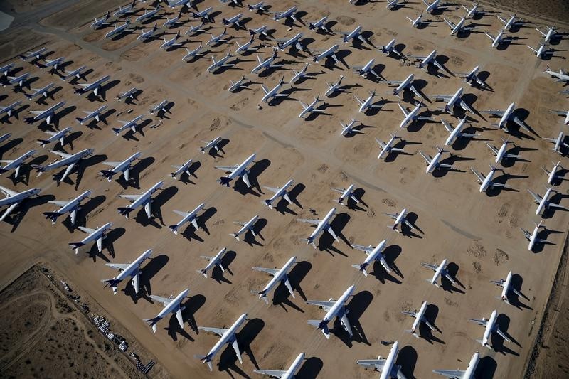 © Reuters. Old airplanes, including Boeing 747-400s, are stored in the desert in Victorville