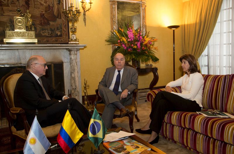 © Reuters. Chanceler colombiana  Maria Angel Holguin se reúne com Hector Timerman e Mauro Vieira 