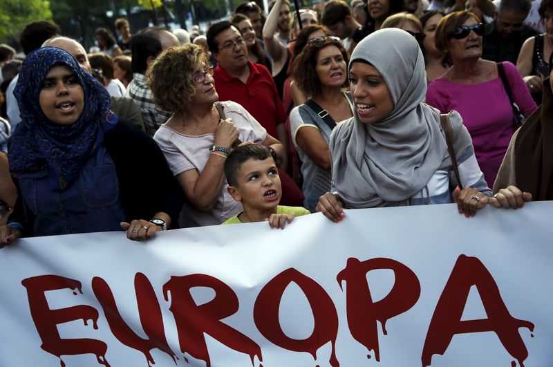 © Reuters. População participa de manifestação pedindo mudanças na política de refugiados