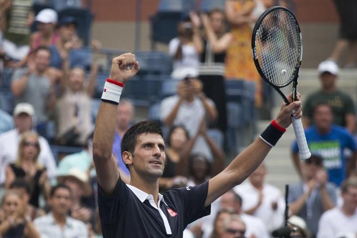 © Reuters. Tenista sérvio Novak Djokovic comemora vitória sobre italiano Andreas Seppi