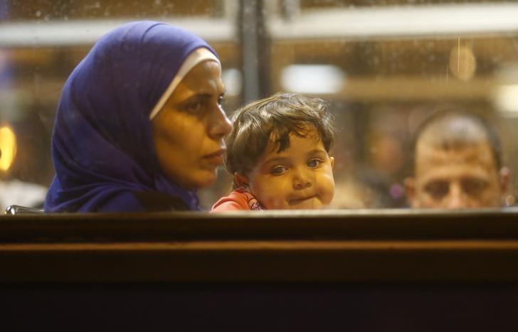 © Reuters. Mãe com filho dentro de um ônibus que deve deixar Budapeste