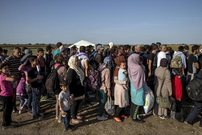 © Reuters. أول لاجئين مسافرين في حافلات مجرية يصلون إلى الحدود النمساوية