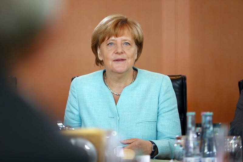 © Reuters. ميركل: ألمانيا تستطيع تدبير أمر اللاجئين دون زيادة الضرائب