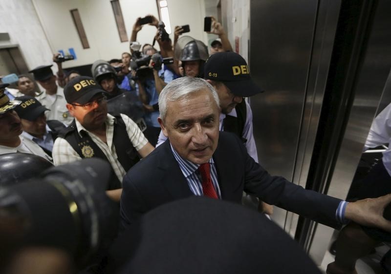 © Reuters. رئيس جواتيمالا السابق يقول إن زعيما مكسيكيا لتجارة المخدرات حاول رشوته