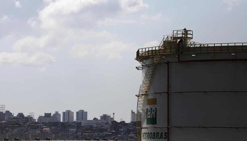 © Reuters. عمال النفط في البرازيل يؤجلون موعد إضراب ضد شركة بتروبراس إلى الاثنين