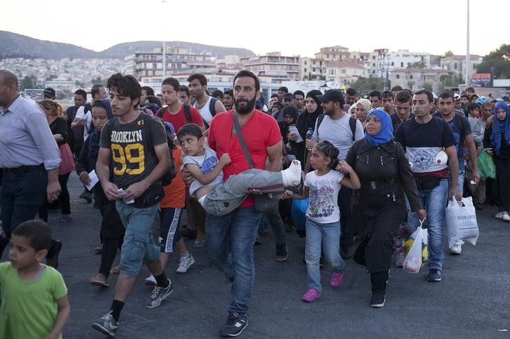 © Reuters. الشرطة:نحو ألفي لاجيء يصلون إلى الحدود النمساوية من المجر