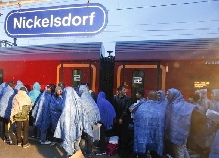 © Reuters. Miles de inmigrantes entran en Austria en autobuses procedentes de Hungría