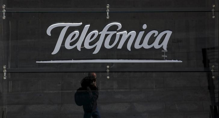 © Reuters. CEO de Vivendi no descarta subir su participación en Telefónica 