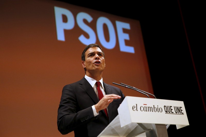 © Reuters. El PSOE ofrece a Rajoy un gran pacto para acoger a refugiados