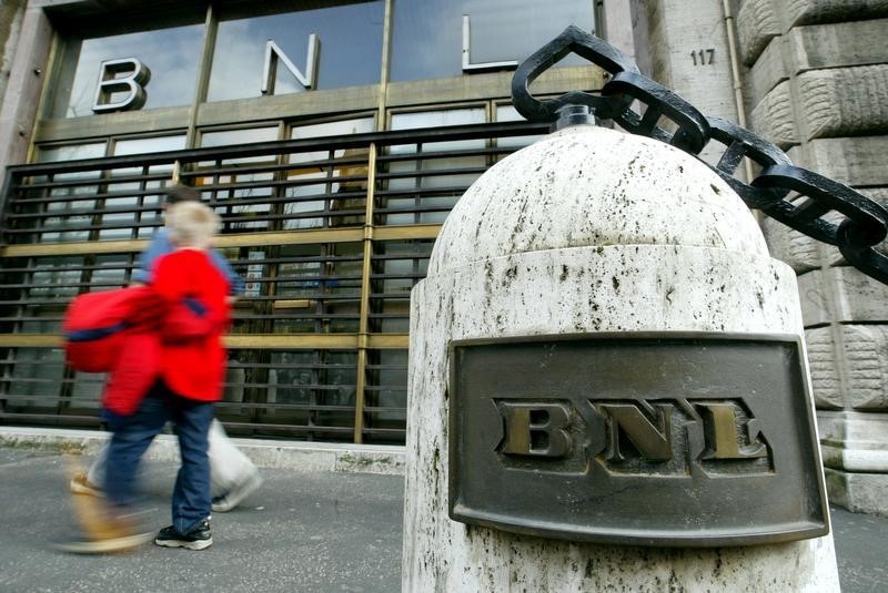 © Reuters. People walk past a branch of Italian BNL bank (Banca Nazionale del Lavoro) in Rome March 29, 2005. [..