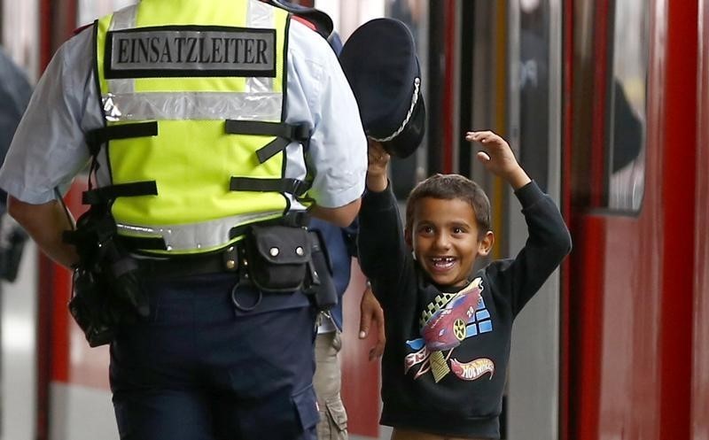 © Reuters. Austria y Alemania reciben a inmigrantes que llegan exhaustos desde Hungría