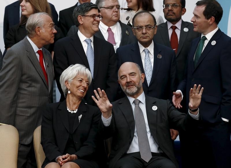 © Reuters. European Economic and Financial Affairs Commissioner Moscovici and IMF Managing Director Lagarde speak as they wait for a group photo of the G20 Finance Ministers and Central Bank Governors in Ankara