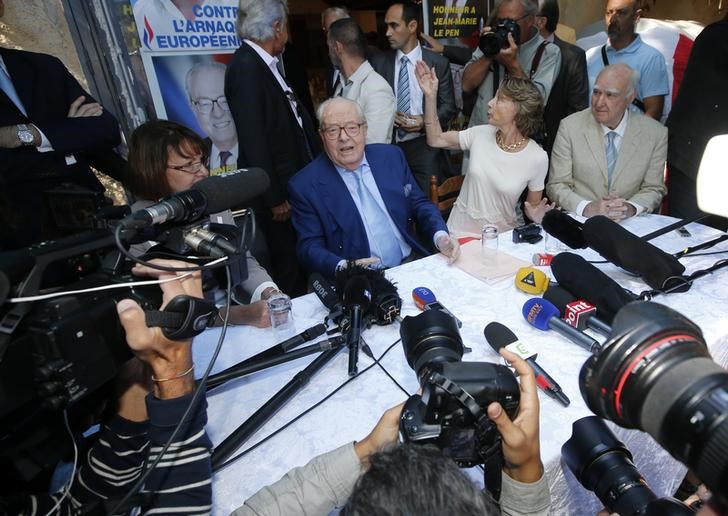 © Reuters. French Far-Right Front National founder Jean-Marie Le Pen speaks to journalists during a news conference on the sidelines of the National Front political party summer university in Marseille