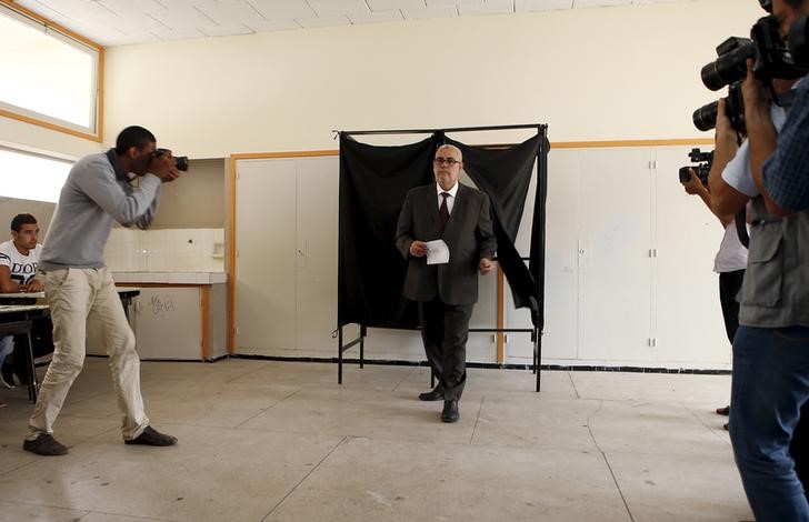 © Reuters. Benkirane, secretary-general of the Islamist Justice and Development party (PJD), leaves a booth before casting his ballot at a polling station in Rabat