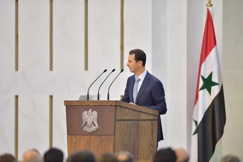 © Reuters. Syria's president Bashar al-Assad speaks during his meeting with the heads and members of public organizations and professional associations in Damascus, Syria