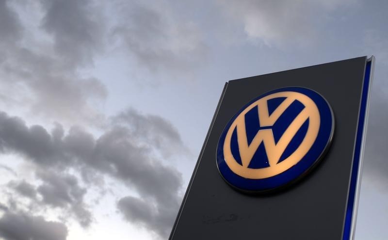 © Reuters. Logo of German carmaker Volkswagen is seen at a VW dealership in Hamburg