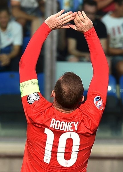 © Reuters. Inglaterra se clasifica para la Eurocopa de Francia con récord de Wayne Rooney 