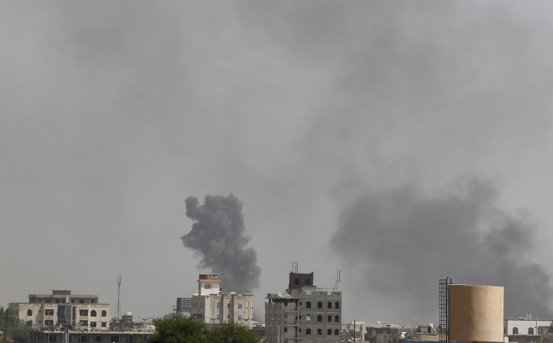 © Reuters. Smoke billows from the site of Saudi-led air strikes on al-Dailami air base in Sanaa