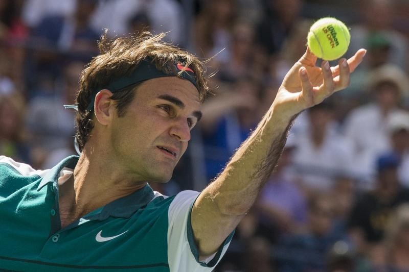 © Reuters. Federer se enfrentará a Isner en octavos del Abierto de Estados Unidos
