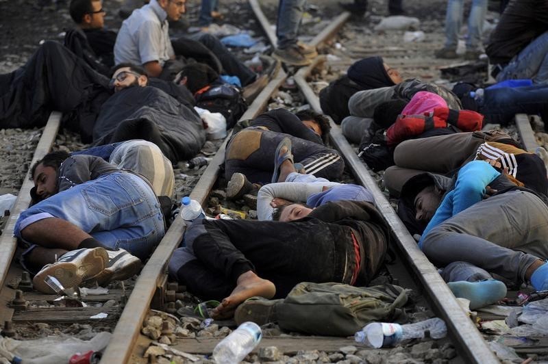 © Reuters. أزمة الهجرة تمزق تماسك الاتحاد الاوروبي وتشوه صورته