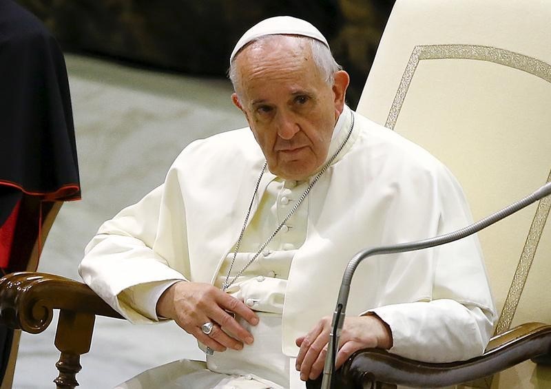 © Reuters. El Papa pide a cada parroquia acoger a una familia de inmigrantes
