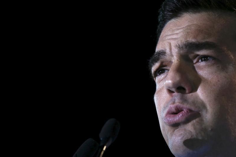 © Reuters. Tsipras intenta disipar temores a resultados reñidos en elecciones griegas