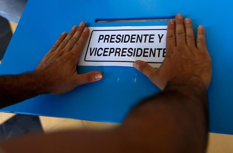 © Reuters. Indignada por la corrupción, Guatemala acude a las urnas sin un claro favorito
