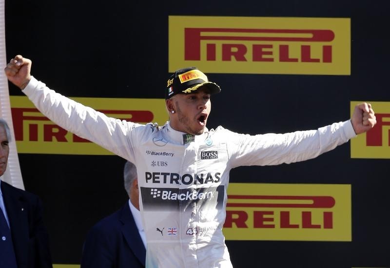 © Reuters. Hamilton gana el GP de Italia, Vettel segundo, Rosberg y Alonso abandonan