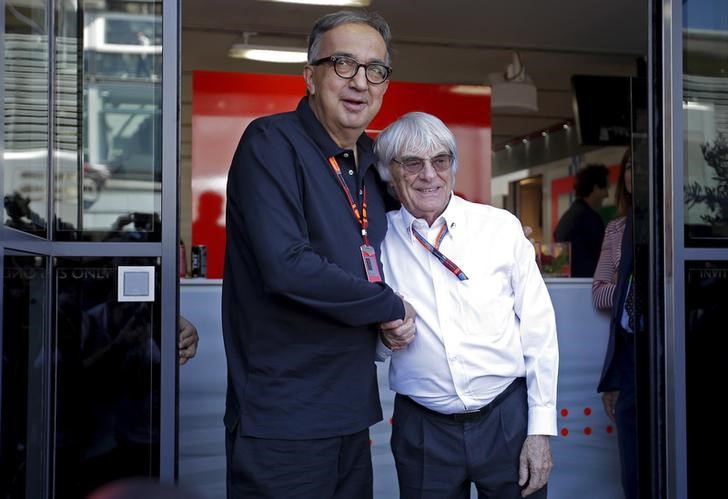© Reuters. Fiat Chrysler CEO Marchionne shakes hands with Formula One supremo Ecclestone during the Italian F1 Grand Prix in Monza