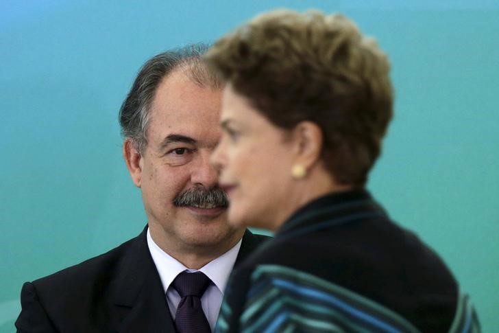 © Reuters. Brazil's Chief of Staff Aloizio Mercadante reacts next to President Dilma Rousseff during the inauguration ceremony of new education minister, Renato Janine Ribeiro, at Planalto Palace in Brasilia 