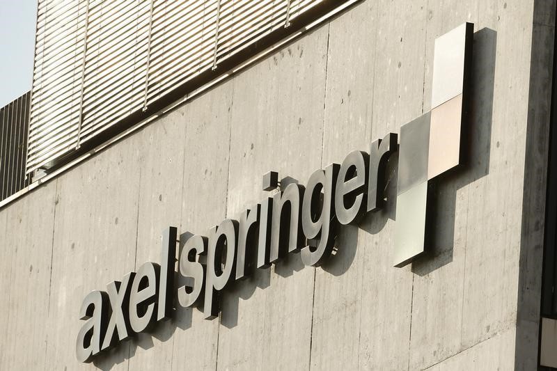 © Reuters. The logo of German publisher Axel Springer is seen at an office building in Zurich