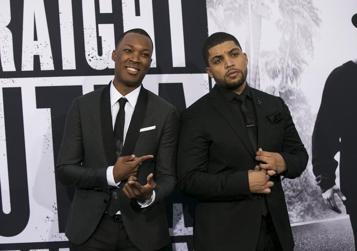 © Reuters. Cast members Hawkins, who portrays Dr. Dre, and Jackson Jr., who portrays Ice Cube, pose at the premiere of "Straight Outta Compton" in Los Angeles