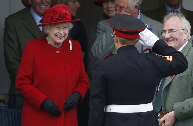 © Reuters. Britain's Queen Elizabeth presents a prize at the annual Braemar Highland Gathering in Braemar, Scotland
