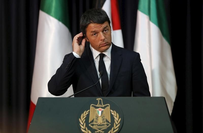 © Reuters. Italy's Prime Minister Matteo Renzi attends a joint news conference with Palestinian President Mahmoud Abbas (unseen) in the West Bank city of Bethlehem 