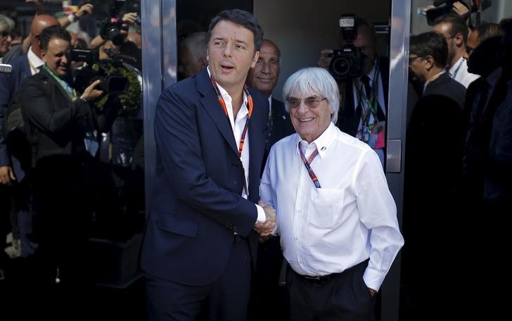 © Reuters. Italian Prime Minister Renzi shakes hands with Formula One supremo Bernie Ecclestone during the Italian F1 Grand Prix in Monza