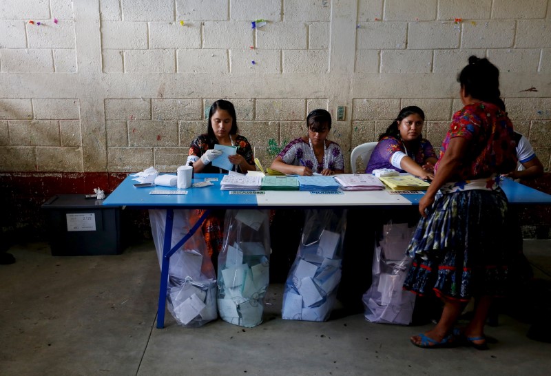 © Reuters. Woman waits to get his finger inked after casting her vote at a polling station during general elections in Guatemala City