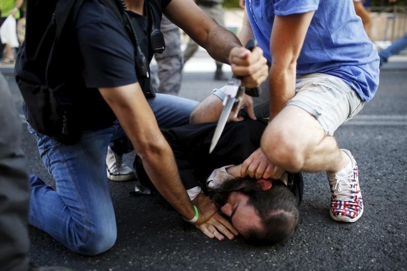 © Reuters. توقيع عقوبات على ضباط بالشرطة الاسرائيلية بشأن واقعة طعن في مسيرة للمثليين