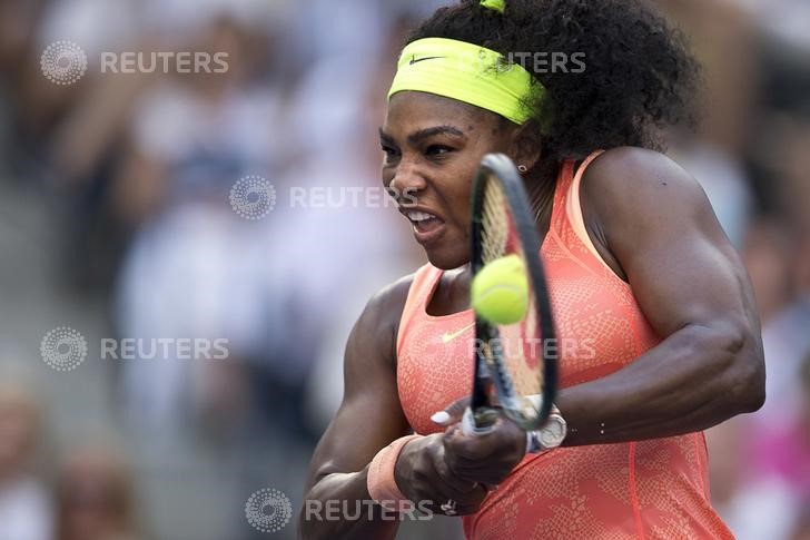 © Reuters. Serena Williams devuelve un tiro de su compatriota Madison Keys durante el partido entre ambas por la cuarta ronda del Abierto de tenis de Estados Unidos