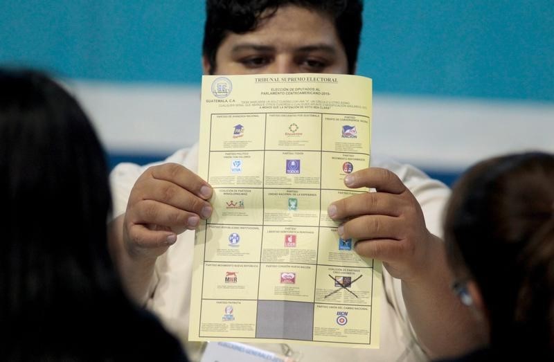 © Reuters. موراليس يتقدم سباق الرئاسة في جواتيمالا ولكن جولة إعادة تلوح في الأفق