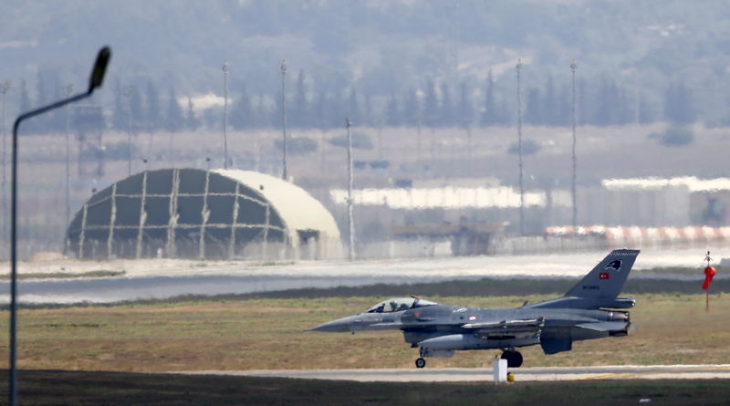 © Reuters. A Turkish Air Force F-16 fighter jet lands at Incirlik air base in Adana, Turkey