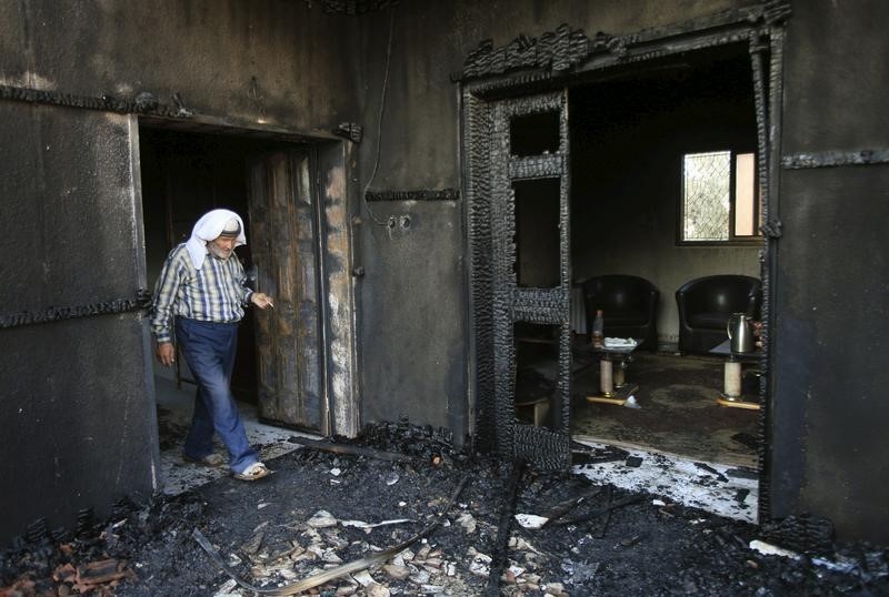 © Reuters. وفاة أم رضيع فلسطيني قٌتل في حريق متعمد بالضفة الغربية