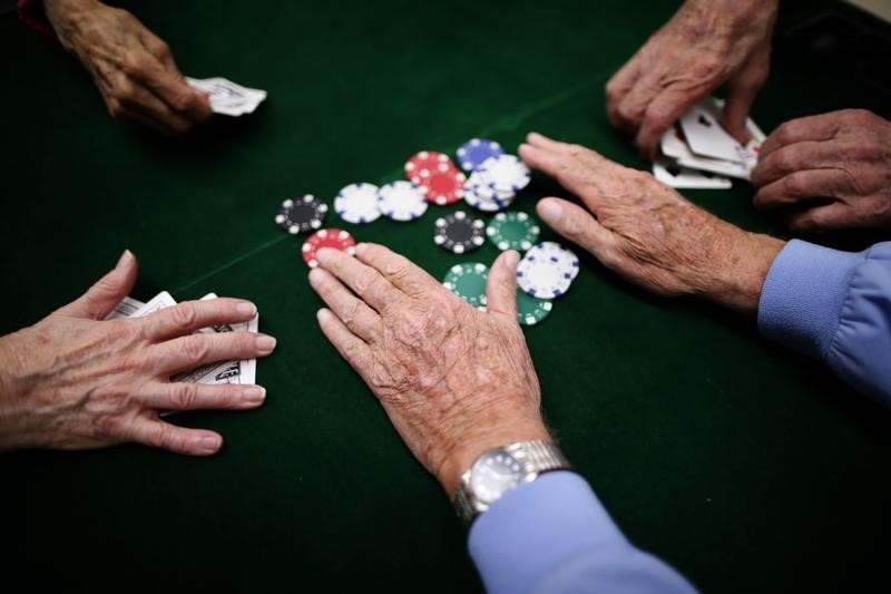 © Reuters. Retirees play poker at a singles club in Sun City, Arizona