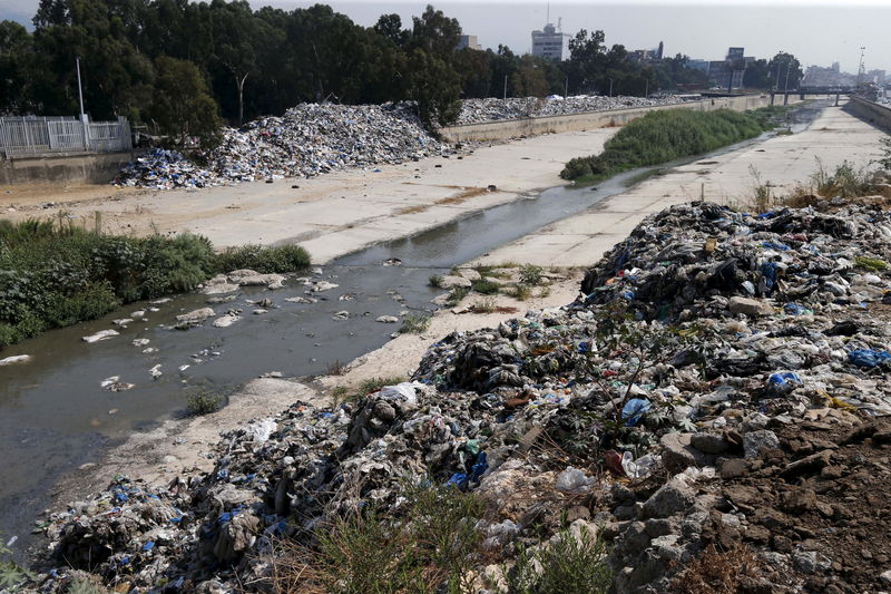 © Reuters. Garbage is piled along Beirut river in Beirut, Lebanon, 