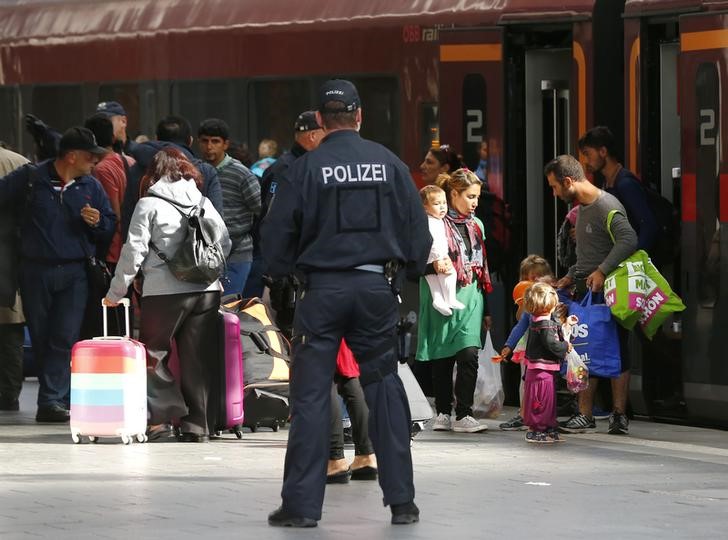 © Reuters. Austria levantará medidas que permitieron entrada de inmigrantes desde Hungría
