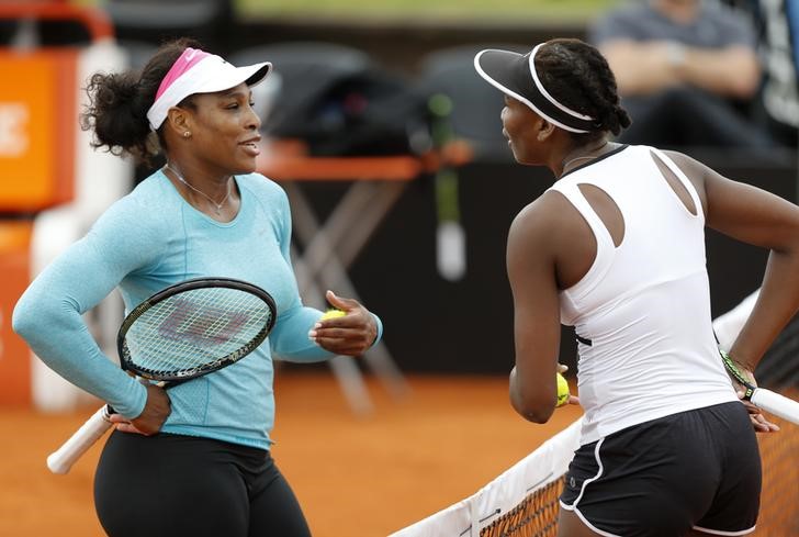 © Reuters. Las Williams se enfrentan en cuartos de final del Abierto de EEUU